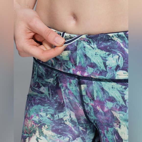 Lululemon Run: Top Speed Crop Iridescent Multi - Picture 3 of 12